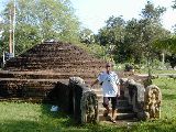 Auf dem Gelnde des Ruwanweli Stupa Tempels - Bernhard